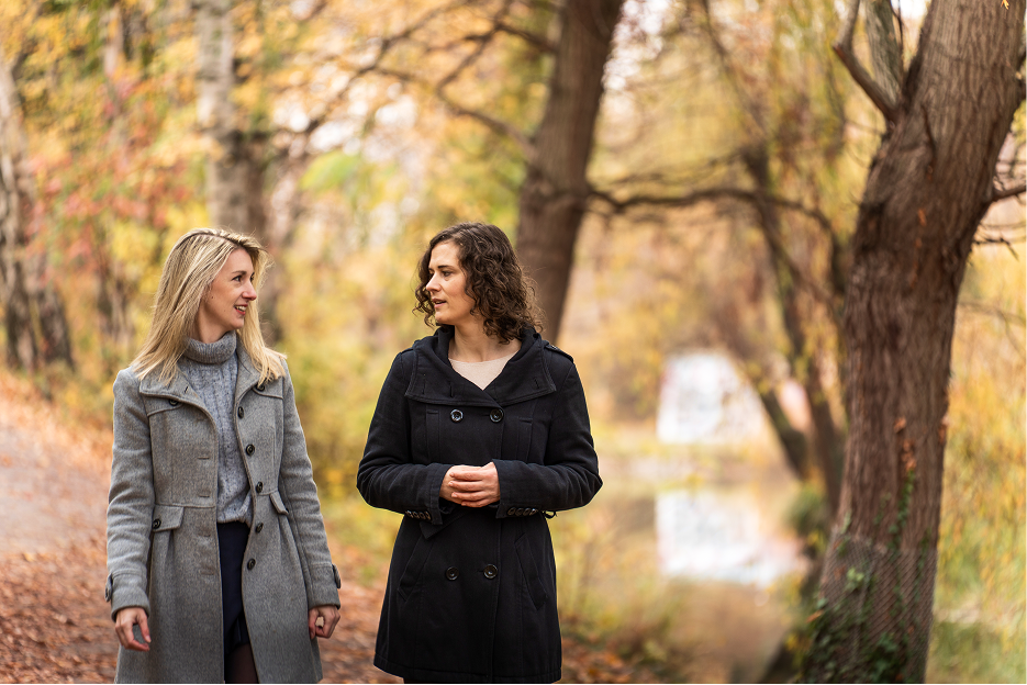 2025_Renate_Business Shooting-06330 2 Beraterin mit Klientin im Park