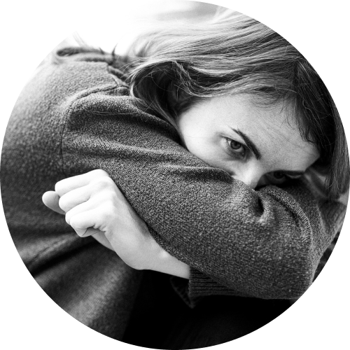 Dekoratives Bild von Frau die traurig ist, Wegbegleitung bei Endometriose