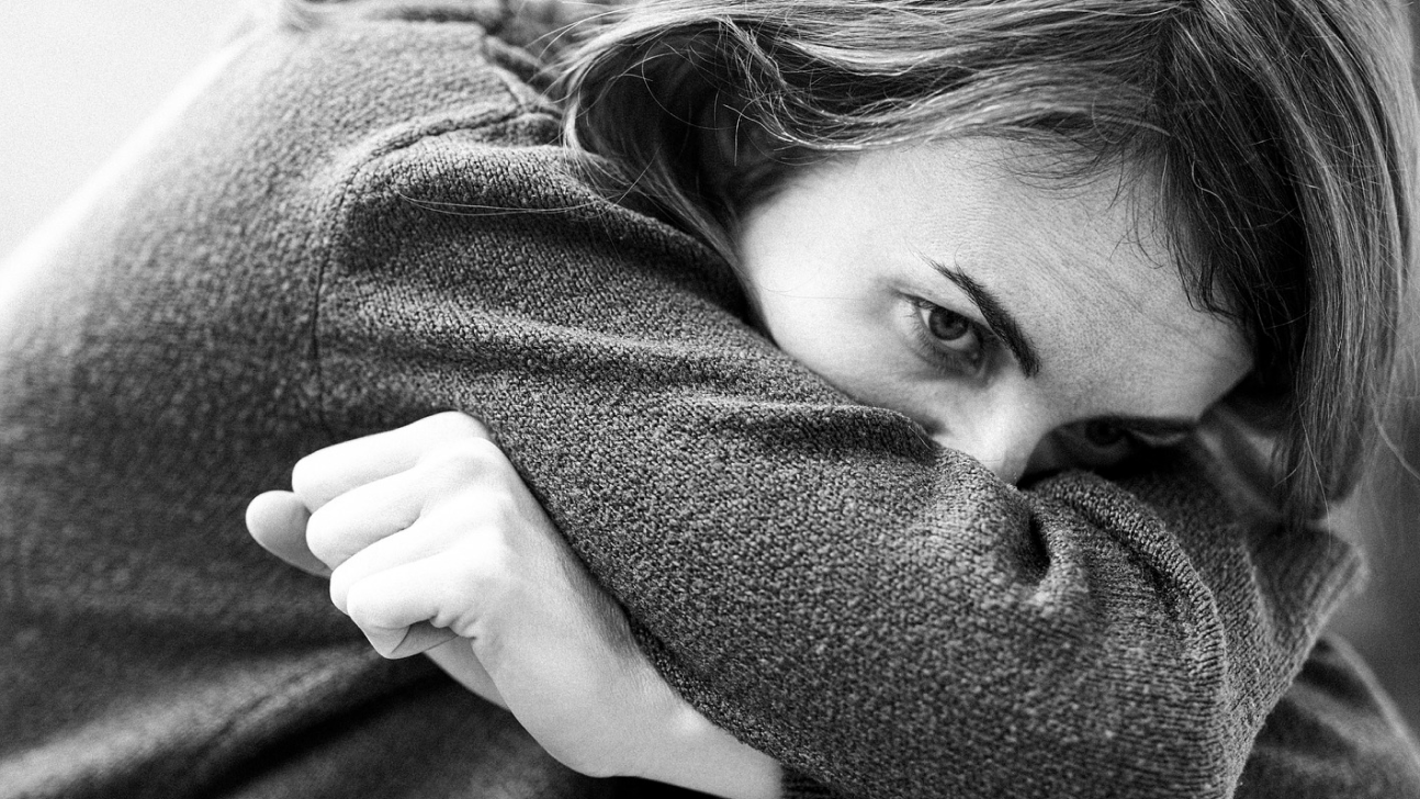 Dekoratives Bild von Frau die traurig ist, Wegbegleitung bei Endometriose